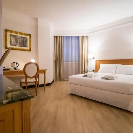 Hotel Shg De La 4*