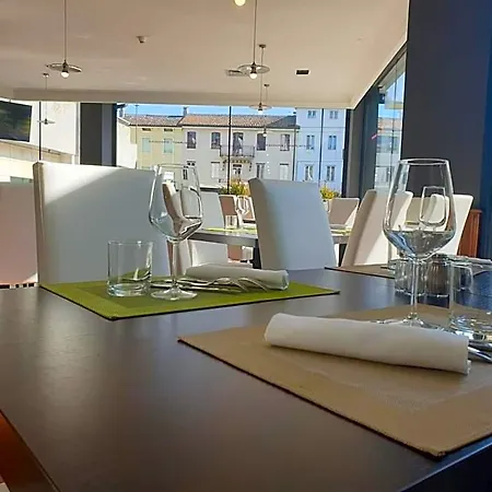 Hotel Shg De La 4*